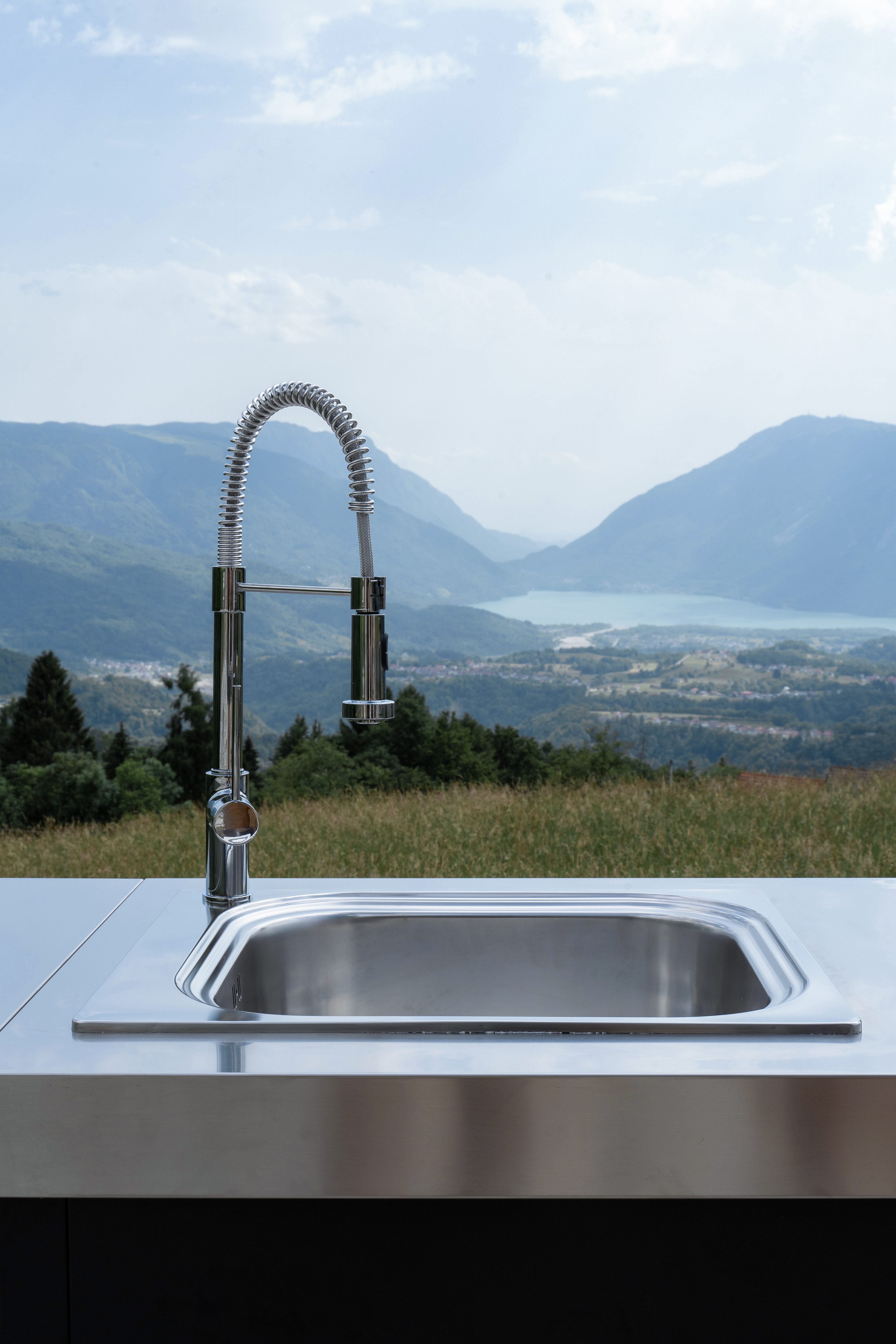 TECHNINIAI PARAMETRAI  
  
Dujinės kepsninės techniniai parametrai: 
2 degikliai po 2,3Kw 
Riebalų surinkimo padėklas 
Svoris: 89,7 kg 
Išmatavimai (P x G): 1052 x 590 mm 
Kriauklės techniniai parametrai: 
Išmatavimai: (P x P x A) 1000 x 700 x 900 mm. 
Svoris: 49,4 kg 
Stalviršio techniniai parametrai: 
Išmatavimai: (P x P x A) 1000 x 700 x 900 mm 
Svoris: 41,7 kg