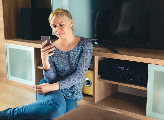 Muzikos, durų skambučio, signalizacijos ir kitų garsų valdymas  
Esate didelis melomanas - įrengsime sistemą, kuri leis patogiai valdyti muziką, klausytis skirtingos muzikos vis kitame kambaryje/patalpoje arba vaikštant per kambarius muzika galite sekti paskui jus. Turite vaikų ar atėjo ramybės metas? Išmanių sistemų pagalba galima valdyti durų skambučio, signalizacijos ir kitų prietaisų garso lygį, taip užtikrinant ramybę ir komfortą.