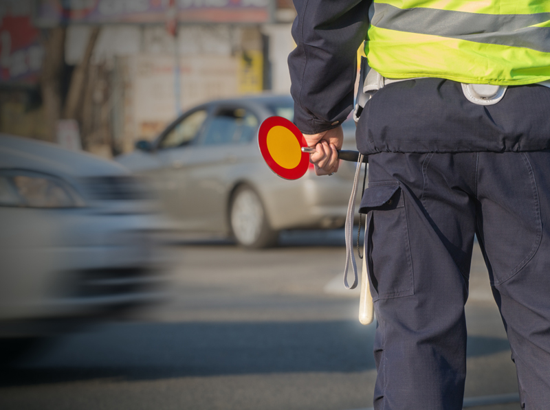 Reguliavimo lazdelės  
 
Lazdelės skirtos policijos, pasienio ir kitoms institucijoms, kurioms leidžiama stabdyti transporto priemones ir reguliuoti eismą.