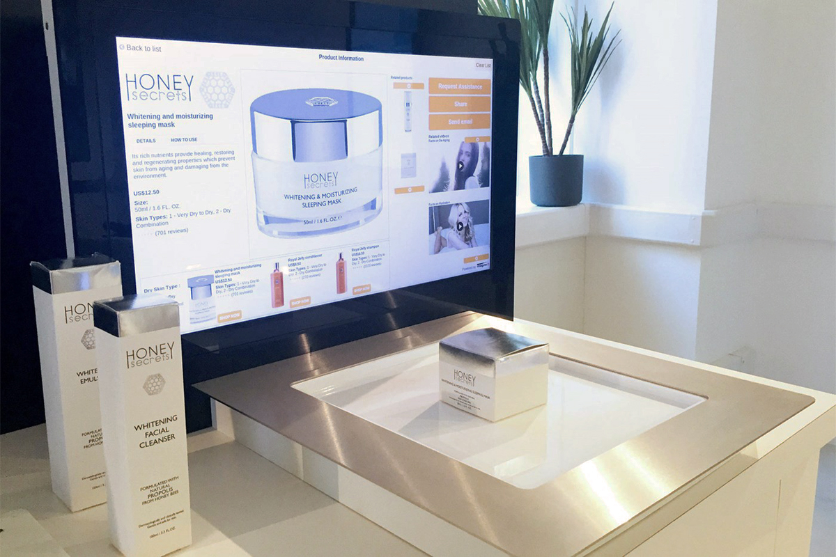 RFID išmanusis prekės padėklas 
RFID išmanusis prekės padėklas leidžia klientams sužinoti apie prekę, naudojant paprastą liečiamą ekraną. Tiesiog reikia ant padėklo pastatyti produktą ir ekrane bus automatiškai parodoma visa susijusi informacija naudojant skirtingų tipų turinį - nuotraukas, vaizdo įrašus, garsą. 
Privalumai: 
Interaktyvus produktų pateikimo būdas, leidžiantis prekės ženklui tiesiogiai kontaktuoti su klientu 
Galimybė greitai sužinoti produkto savybes ir privalumus 
Idealus sprendimas tiesioginės rinkodaros tikslams pasiekti 
Gali būti naudojamas kaip papildomas reklamos kanalas 
Klientai gali dalintis prekės informacija socialiniuose tinkluose arba atsisiųsti į el. paštą
