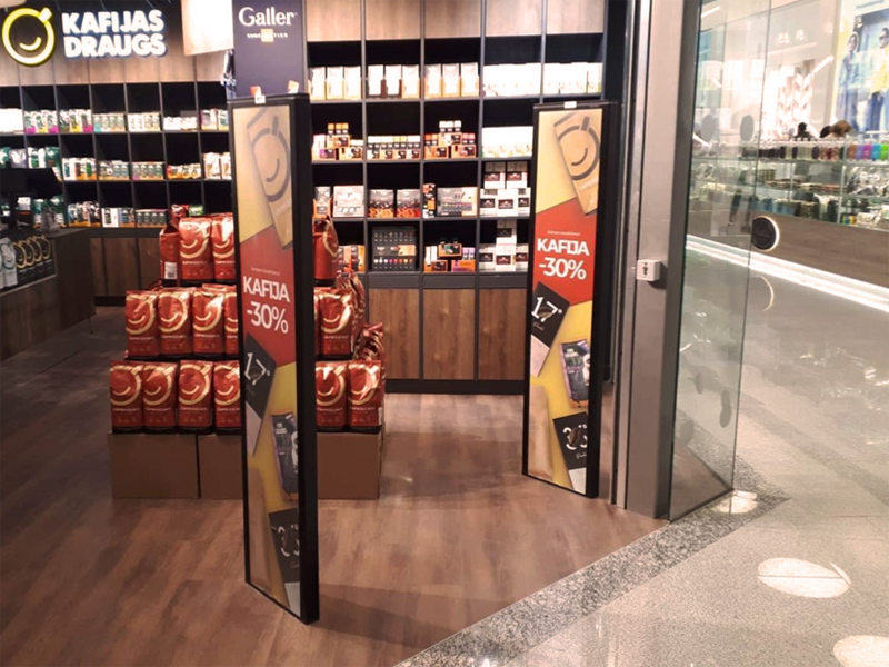 Kavos draugas (Lietuva) ir Kafijas draugs (Latvija) parduotuvėse sumontavome Amersec gamintojo (Čekija) prekių apsaugos vartelius su galimybe naudoti reklaminius skydelius.