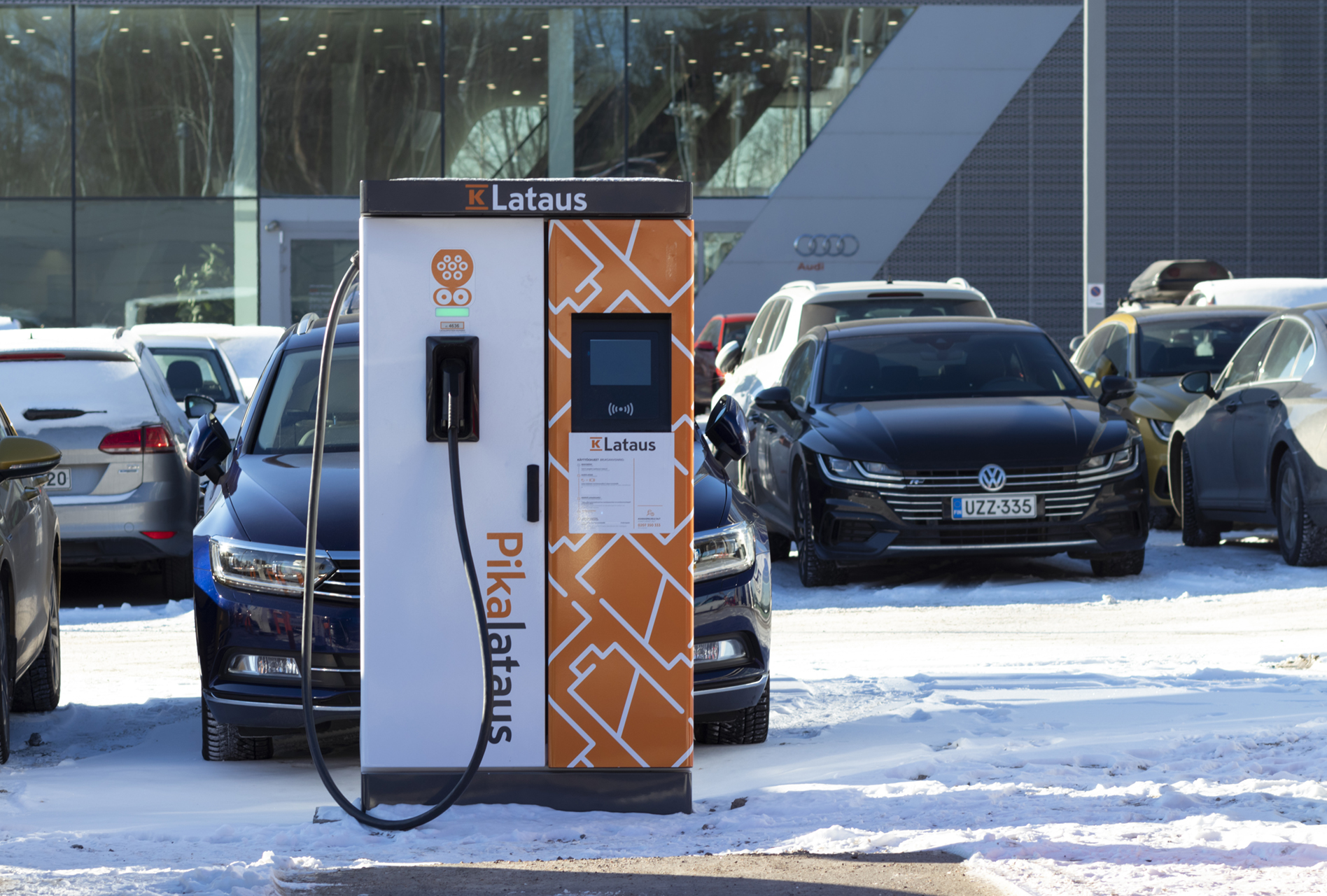 Elektromobilių įkrovimo sprendimas automobilių salonams