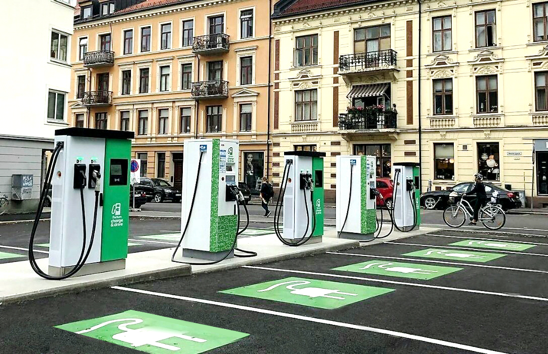 Elektrinių transporto priemonių įkrovimas viešosiose erdvėse