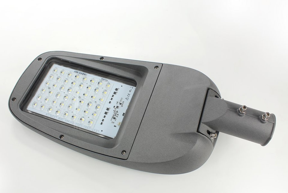 LED ŠVIESTUVAS LEDOLUX PIKE J DOB 4000K, 100W, 1-10V, TYP2-M  
LED šviestuvas PIKE J DOB skirtas keliams, gatvėms, parkams, automobilių stovėjimo aikštelėms ir lauko zonoms apšviesti. 
Aliuminio korpusas su grūdinto stiklo plokšte, hermetiškai atskiria ir apsaugo elektroninius šviestuvo komponentus. 
LED šviestuvas paruoštas darbui su ZIG BEE, Bluetooth, LORA, WI-FI, GSM, PLC, Rabbit.