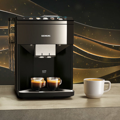 APIE KAVOS APARATĄ:  
 
Kavos aparatas gamina šias kavas: espresso, juodą kavą, cappuccino bei latte macchiato tiesiog vienu palietimu. 
Kavos aparatas turi itin pieno sistemą su integruota pieno žarnele, kurią galima įstatyti į pieno pakelį. 
Aiškios jutiklinės piktogramos, lengvas aparato valdymas 
Dėl 15 barų spaudimo, kava yra itin aromatinga ir tiršta. 