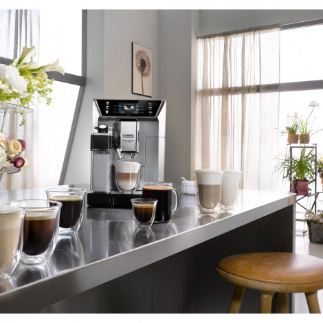 APIE KAVOS APARATĄ: 
  
Šis kavos aparatas ruošia: espresso, juodą kavą, cappuccino, latte, latte machiatto, americano, flat white, cappuccino doppio long 
Galima reguliuoti įmalamos kavos kiekį bei porcijos dydį (pieno ir kavos kiekį) 
Galima rinktis  4 skirtingų temperatūrų vandenį, pritaikytą skirtingoms arbatų rūšims: baltaji, žaliajai, ulong bei juodajai arbatai. 
Net 6 vartotojai gali susikurti ir išsaugoti savo meniu 
Kavos aparatas gali būti valdomas per išmaniąją De’Longhi „Coffee Link” programėlę 
Spalvotas ekranas 
Automatinė pieno plakimo sistema 
Automatinė kalkių nuosėdų šalinimo programa