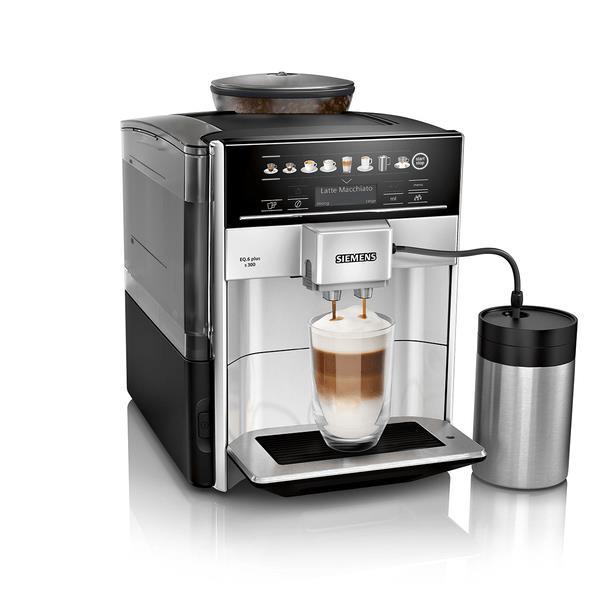 APIE KAVOS APARATĄ:  
 
Kavos aparatas gamina šias kavas: espresso, juodą kavą, americano, espresso macchiato, flat white, cappuccino, latte macchiato bei latte. 
2 vartotojai gali išsaugoti savo mėgstamus receptus. 
Kavos aparatas turi pieno sistemą su integruota pieno žarnele, kurią galima įstatyti tiesiai į pieno pakelį 
Automatinė pieno sistemos skalavimo programa autoMilk Clean - praplauna pieno sistemą po kiekvieno pagaminto gėrimo su pienu 
Aiškios jutiklinės piktogramos 
Lengva priežiūra - integruotos automatinės priežiūros programos