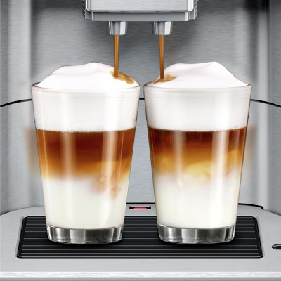 APIE KAVOS APARATĄ:  
 
Kavos aparatas gamina šias kavas: espresso, juodą kavą, americano, cortado, cappuccino, flat white, latte macchiato, espresso macchiato ir latte. 
Gali ruošti 2 porcijas vienu metu 
Net 4 vartotojai gali išsaugoti savo mėgstamus receptus. 
Kavos aparatas turi pieno sistemą su integruota pieno žarnele, kurią galima įstatyti tiesiai į pieno pakelį.  
Aiškios jutiklinės piktogramos 
Padidintas slėgis, kurio dėka kava yra dar aromatingesnė ir tirštesnė. 
Integruotos automatinės priežiūros programos