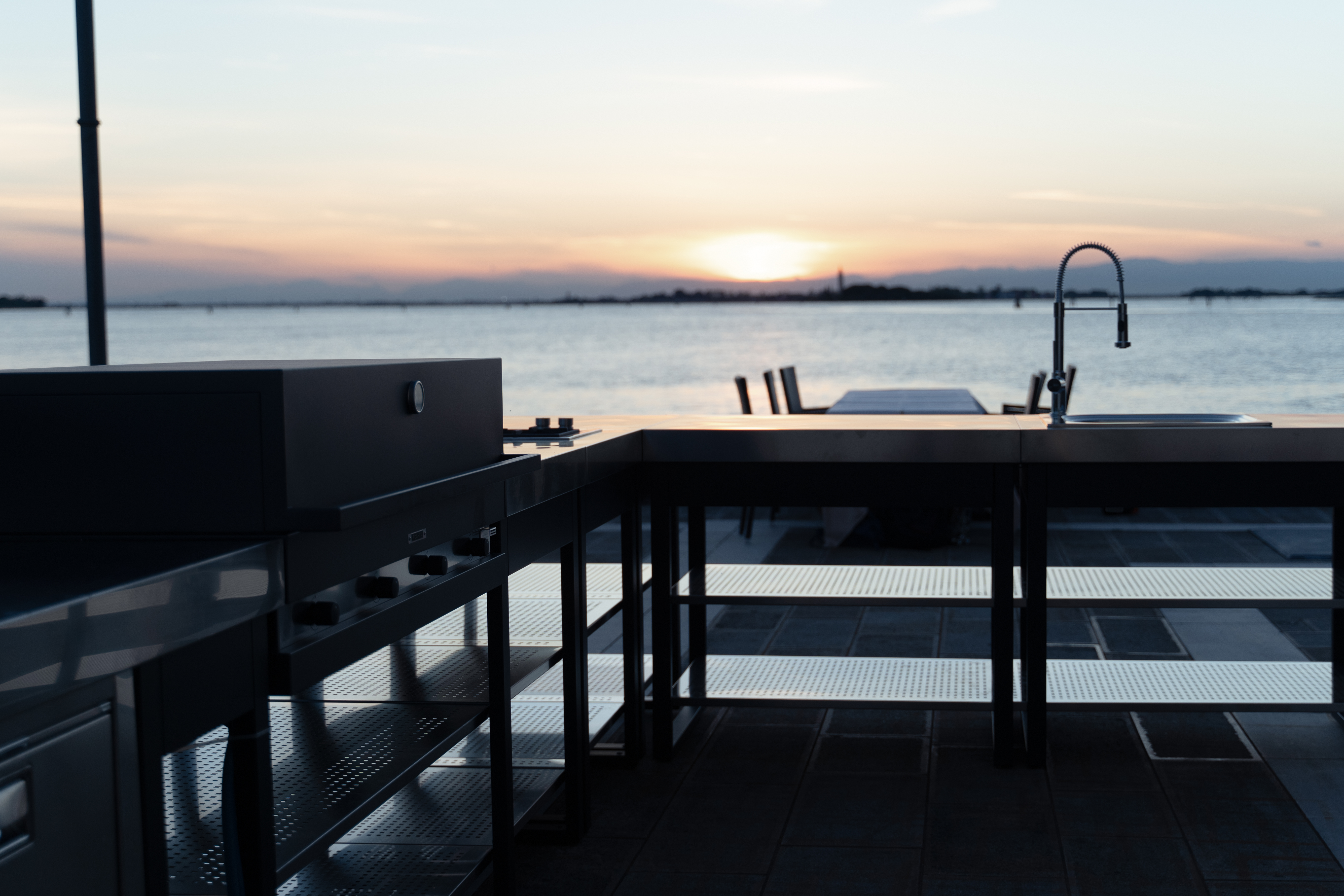 TECHNINIAI PARAMETRAI  
  
Rūkyklos techniniai parametrai: 
Išmatavimai (ilgis x aukštis x aukštis): 580 x 700 x 1430 mm. 
Svoris: 60 kg 
Maksimalus temperatūros stabilumas 
Specialus dažymas atsparus aukštai temperatūrai iki 500°  
Nerūdijančio plieno grotelės 
Kriauklės techniniai parametrai: 
Išmatavimai: (P x P x A) 1000 x 700 x 900 mm. 
Svoris: 49,4 kg 
Stalviršio techniniai parametrai: 
Išmatavimai: (P x P x A) 1000 x 700 x 900 mm 
Svoris: 41,7 kg